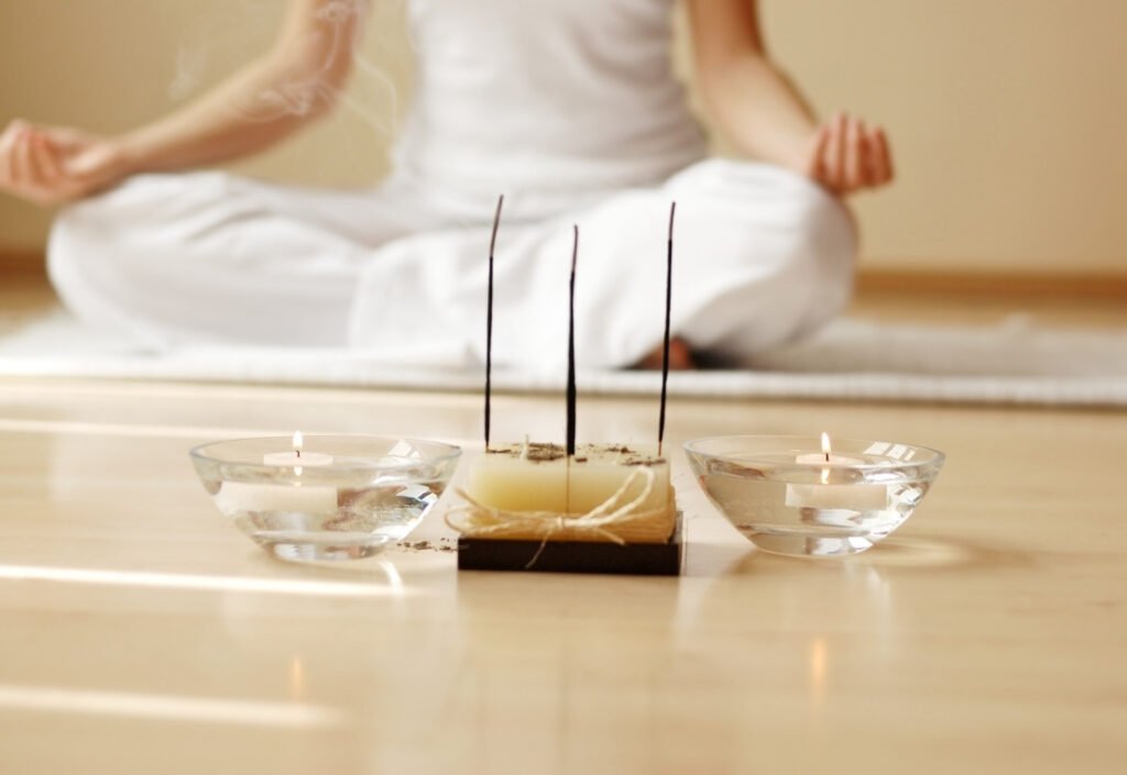 xong-dot-nhang-giup-thu-gian-trong-yoga-1024x705-1 giúp bạn tăng khả năng tập trung trong quá trình thiền hoặc yoga