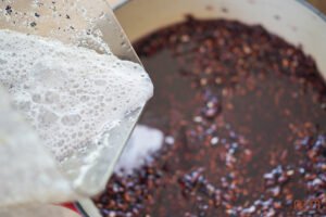 Món Ngon Từ Nếp Than Đậu Đen Giúp Trẻ Hóa Tế Bào 2 dau den ngam mem roi xay sen set cho vao nep da ngam