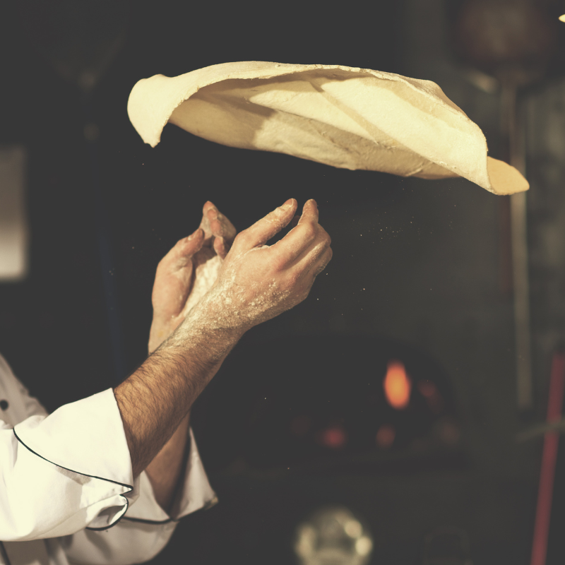 Đôi Tay Trần (Barehand) – Dụng Cụ Bếp, Xưởng Tốt Nhất 1 Kỹ năng múa bột pizzaioli nổi tiếng nước Ý từ đôi tay trần, góp phần tạo nên nét văn hóa đặc trưng về pizza được UNESCO công nhận