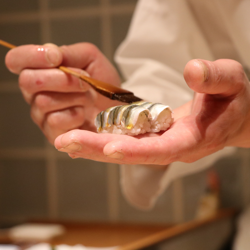 Đôi Tay Trần (Barehand) – Dụng Cụ Bếp, Xưởng Tốt Nhất 2 nặn sushi bằng đôi tay trần