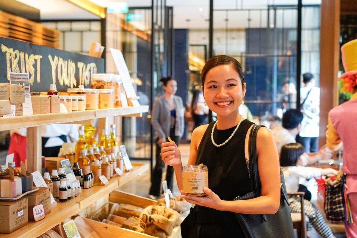 Founder Bùi Thị Hồng Thu Trả Lời Tạp Chí ELLE - Tiêu Dùng Xanh Là Con Đường Back To Basic 3 noom.hilton.sundaybrunch81023 44 min 1
