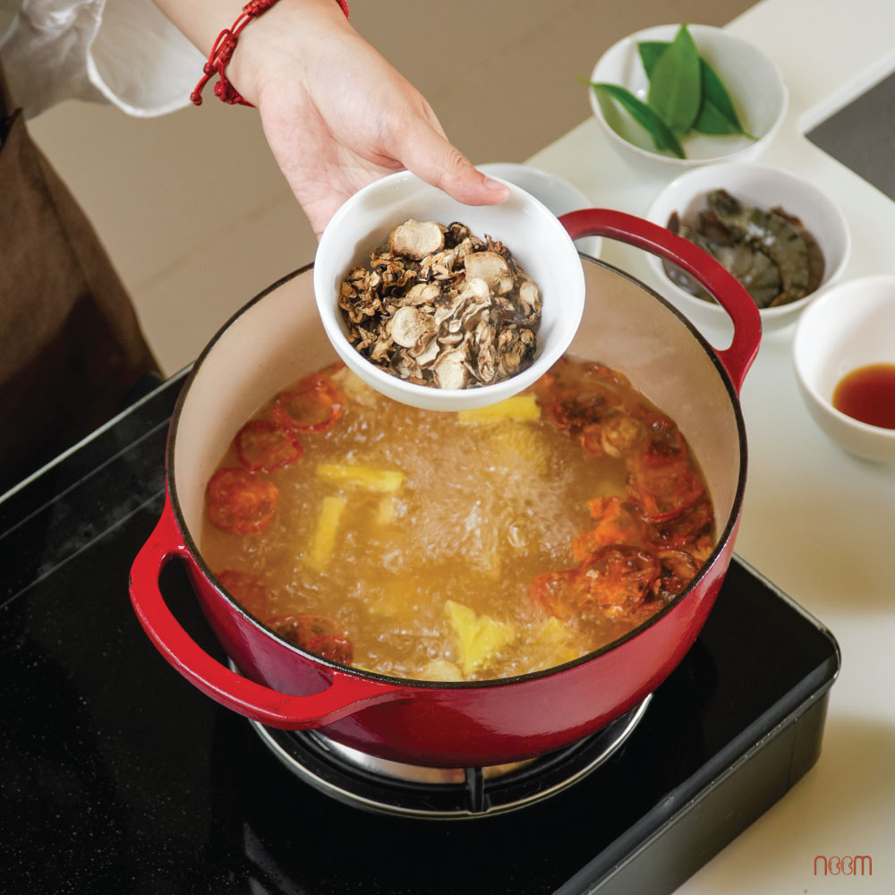 Công Thức Nấu Canh Tom Yum Ngọt Vị Umami Từ Nấm Rơm Và Cà Chua Sấy Khô, Vắng Vóng MSG Công Nghiệp 3 noom canh tomyum 290525 4