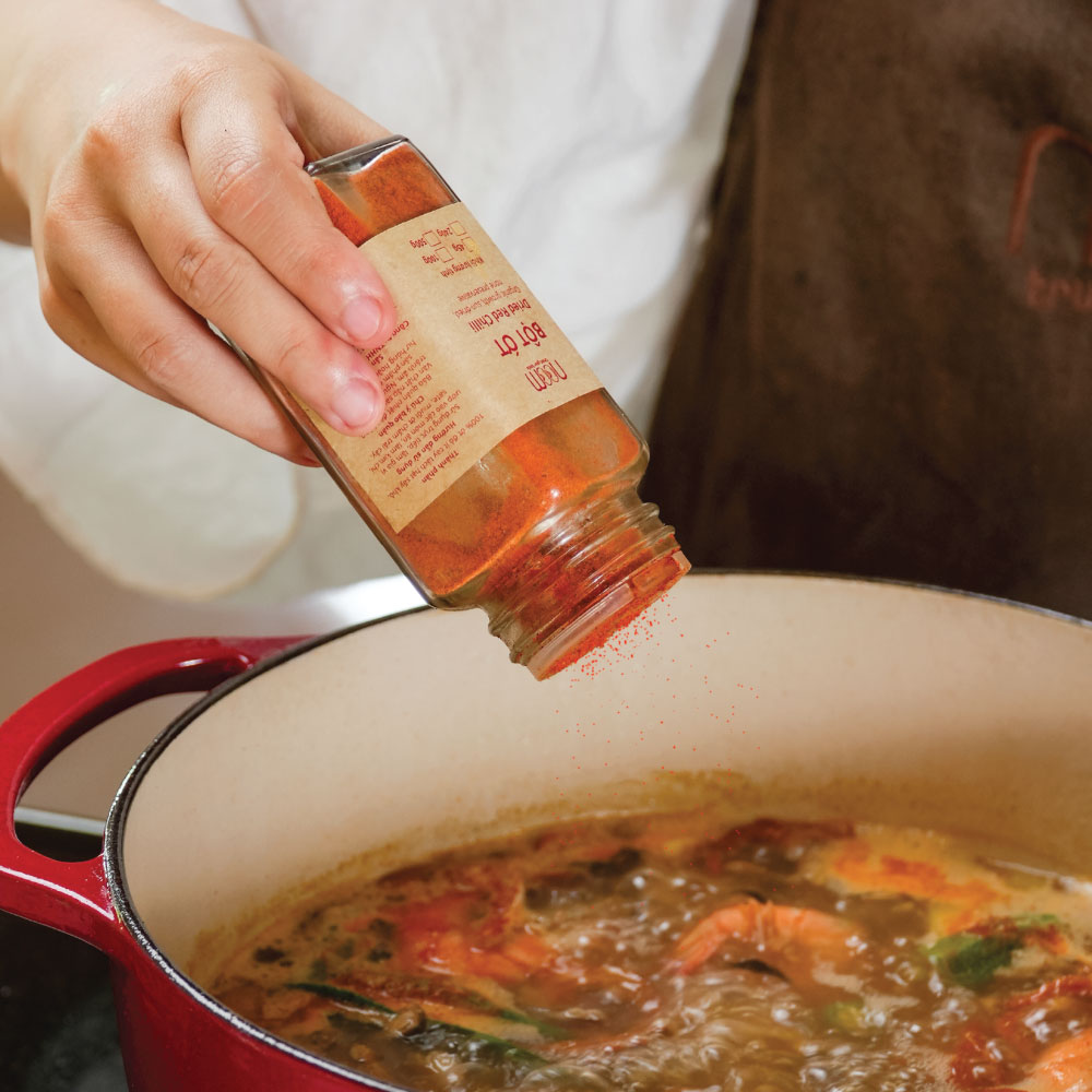 Công Thức Nấu Canh Tom Yum Ngọt Vị Umami Từ Nấm Rơm Và Cà Chua Sấy Khô, Vắng Vóng MSG Công Nghiệp 4 noom canh tomyum 290525 5